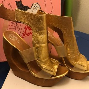 Killer gold wedge!